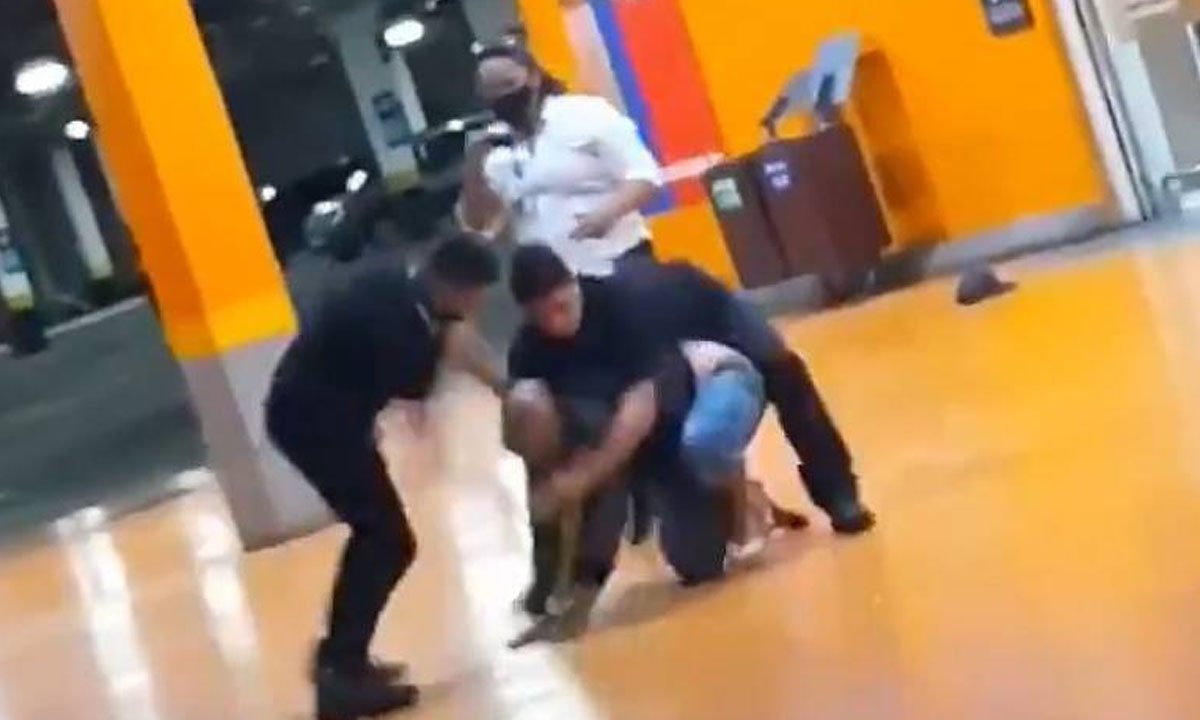 'Ele gritava que não conseguia respirar', diz amigo de negro morto em mercado