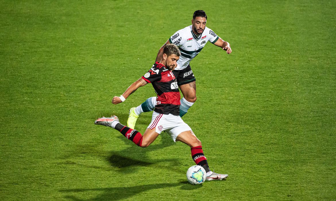 Pressionado, Flamengo recebe Coritiba em busca de recuperação