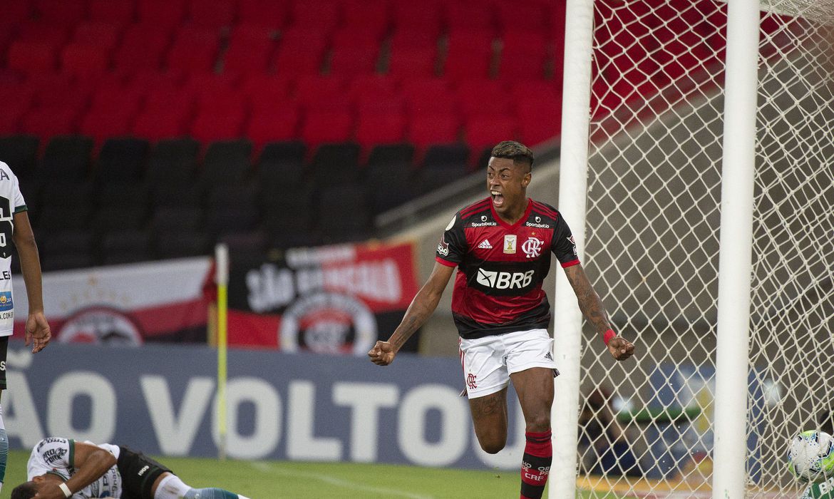 Flamengo derrota Coritiba e assume liderança provisória do Brasileiro
