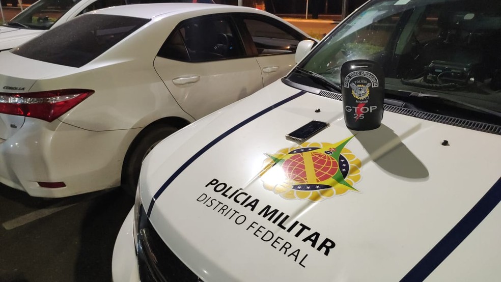 Mulher se joga de carro em movimento para fugir de sequestro no DF