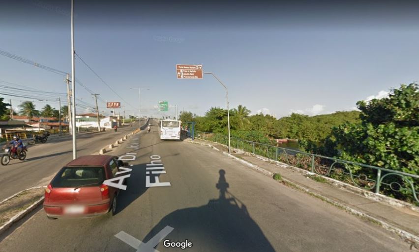 VÍDEO: Idoso perde controle de carro e derruba três postes em Natal