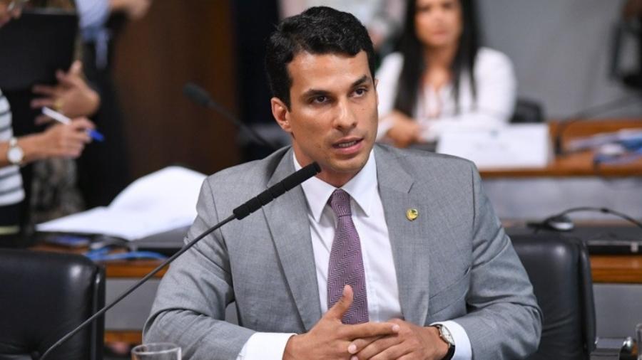 Modelo acusa senador de estupro; parlamentar nega