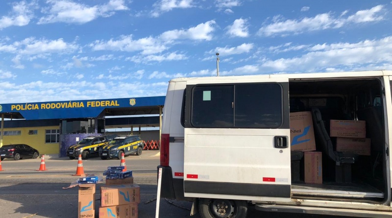 PRF apreende van lotada de cigarros contrabandeados na Grande Natal