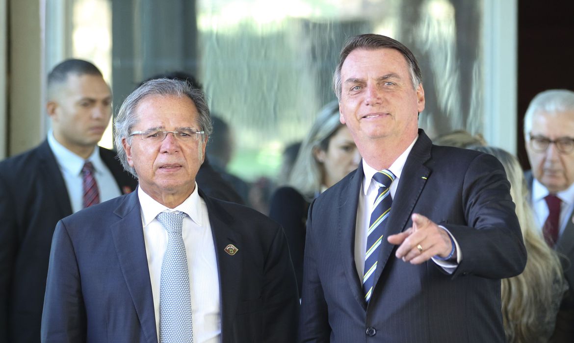 'Pergunta para o vírus', diz Bolsonaro a apoiador sobre prorrogação do auxílio