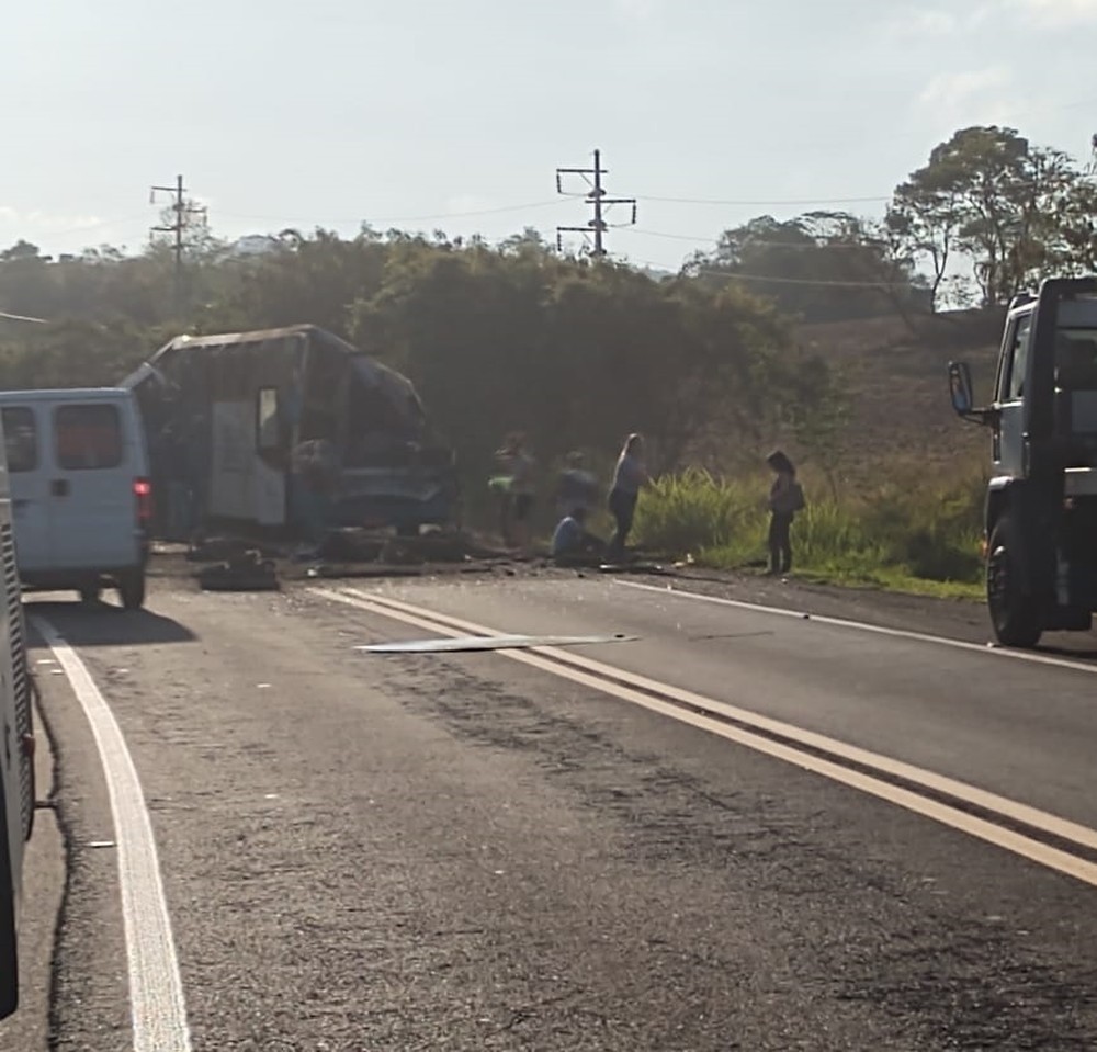 Acidente envolvendo ônibus e caminhão provoca 41 mortes em SP