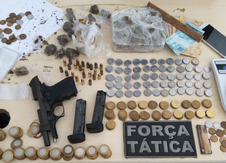 Suspeito tenta se desfazer de drogas, mas é apreendido na Zona Leste de Natal