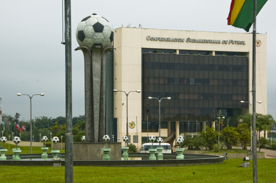 'Maior jogador de futebol da história', diz Conmebol em homenagem a Maradona