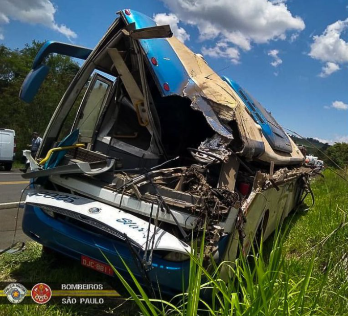 Seis vítimas do acidente entre caminhão e ônibus continuam internadas