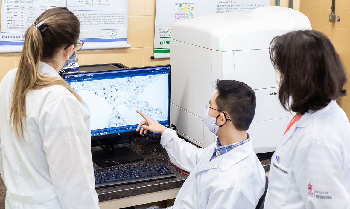 Pacientes mortos por covid desenvolveram fibrose pulmonar, diz estudo da PUCPR