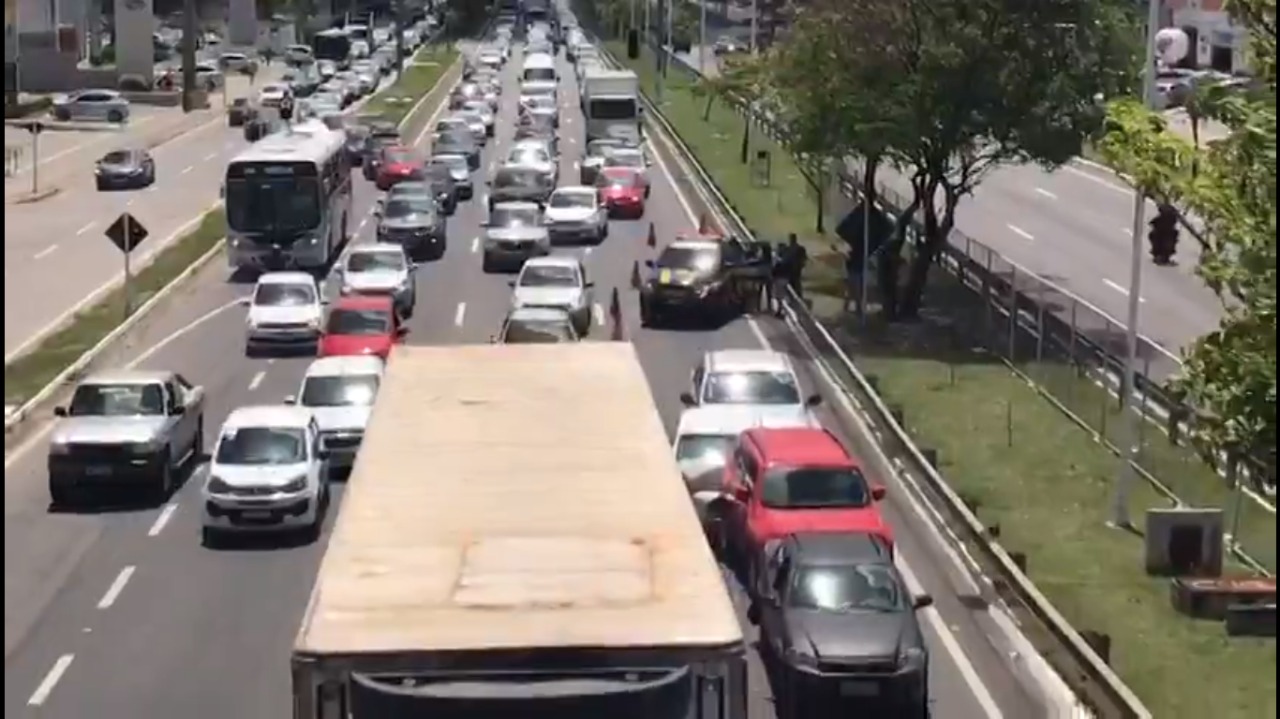 Engavetamento com cinco carros complica trânsito na BR-101, em Natal