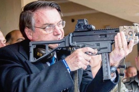 Bolsonaro diz que dorme armado até no Palácio da Alvorada