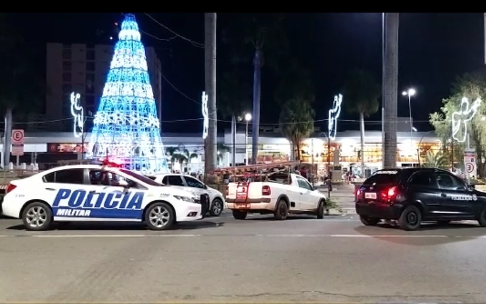 Menina sofre descarga elétrica e morre após tocar em decoração natalina