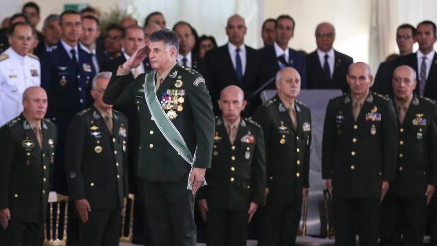Comandante do Exército cai de cavalo, quebra perna e passa por cirurgia