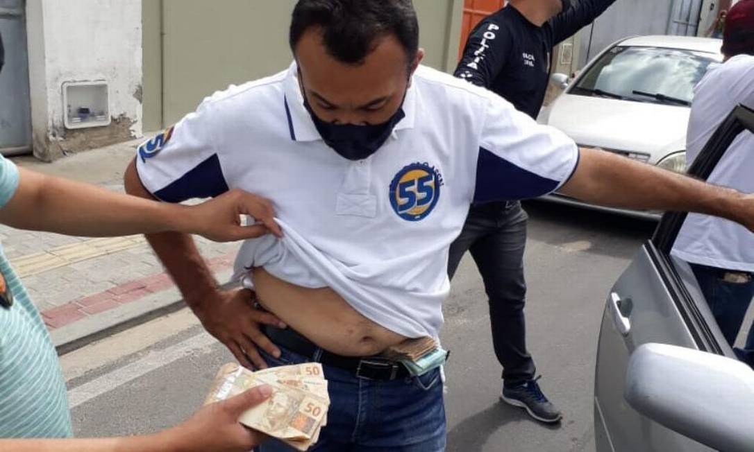VÍDEO: No Ceará, irmão de prefeito é preso com dinheiro na cueca