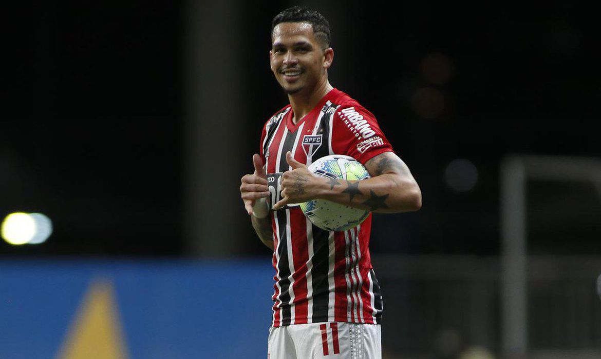 Com show de Luciano, São Paulo vence Bahia e encosta no Atlético-MG