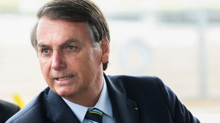 Bolsonaro vota no segundo turno das eleições municipais no Rio