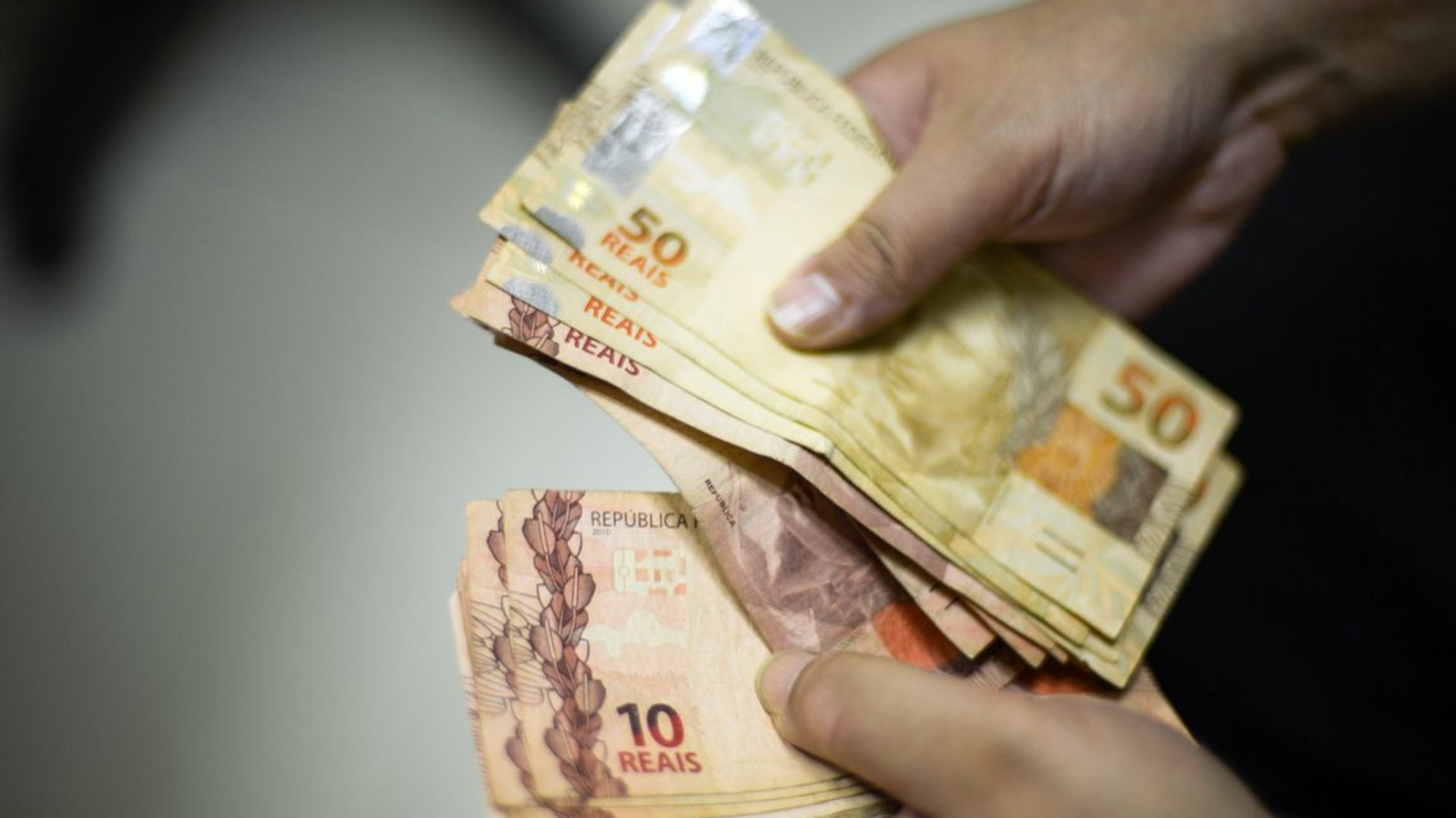 Primeira parcela do 13º salário deve ser paga até hoje; veja quem tem direito