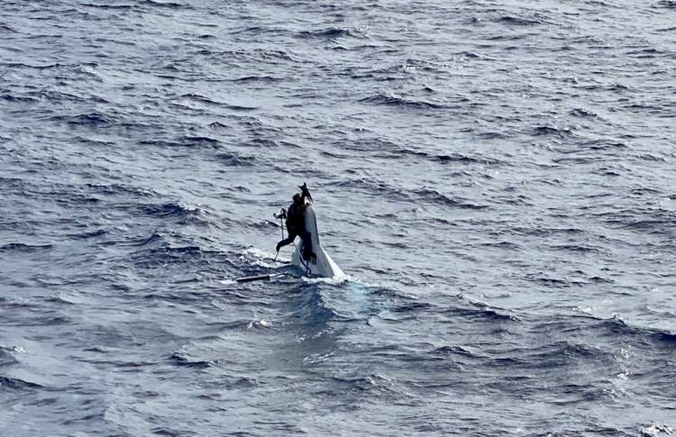 FOTO: Homem é resgatado em alto mar um dia após barco ter afundado