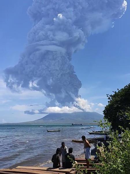 Erupção de vulcão obriga retirada de 4.400 habitantes na Indonésia