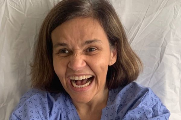 Atriz e humorista famosa da Globo passa mal e é internada em estado grave