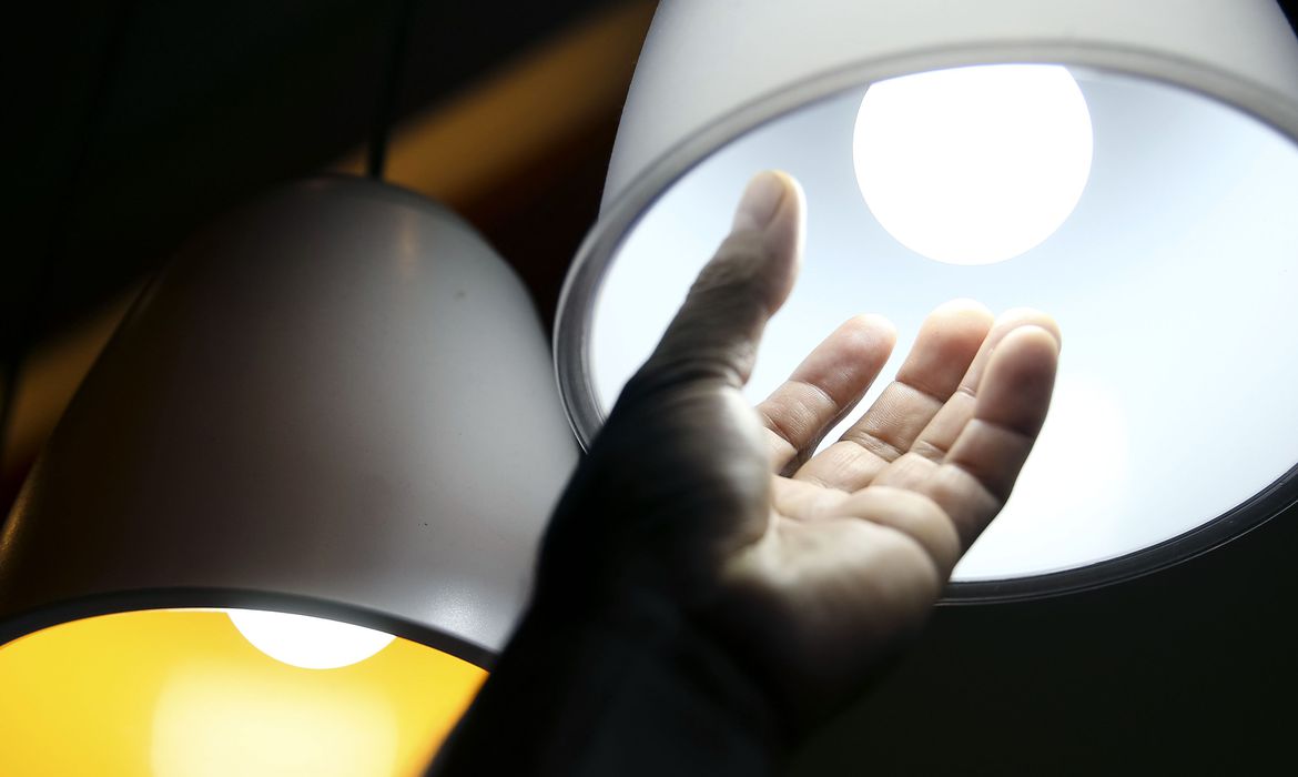 Conta de luz terá cobrança extra a partir de hoje; veja como economizar