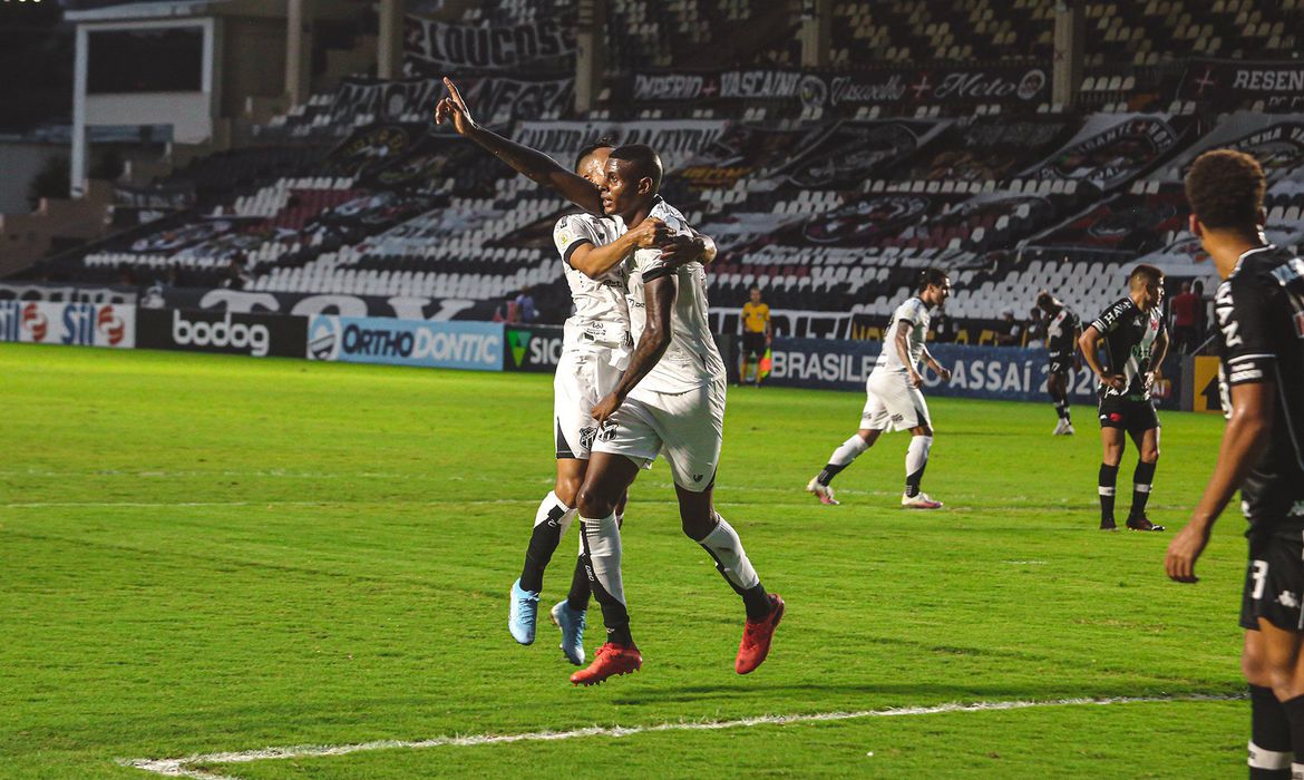 Ceará atropela Vasco em São Januário e mantém time carioca no Z4