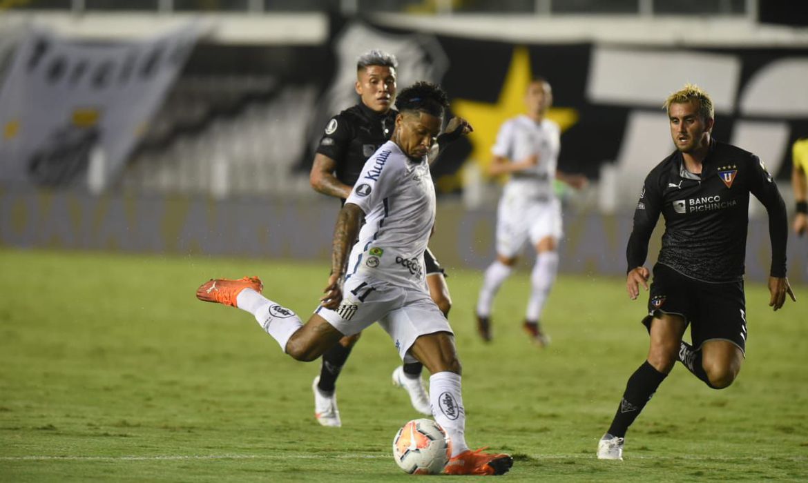 Santos perde na Vila, mas elimina LDU e continua na Libertadores