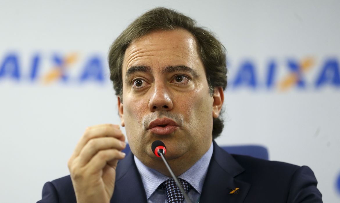 Presidente da Caixa diz que não sabia que existem pessoas morando em lixões