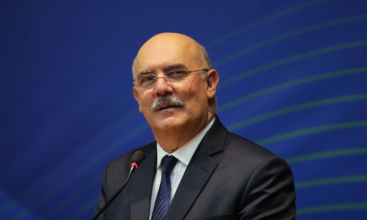 Ministro debate com entidades retorno das aulas presenciais nas universidades