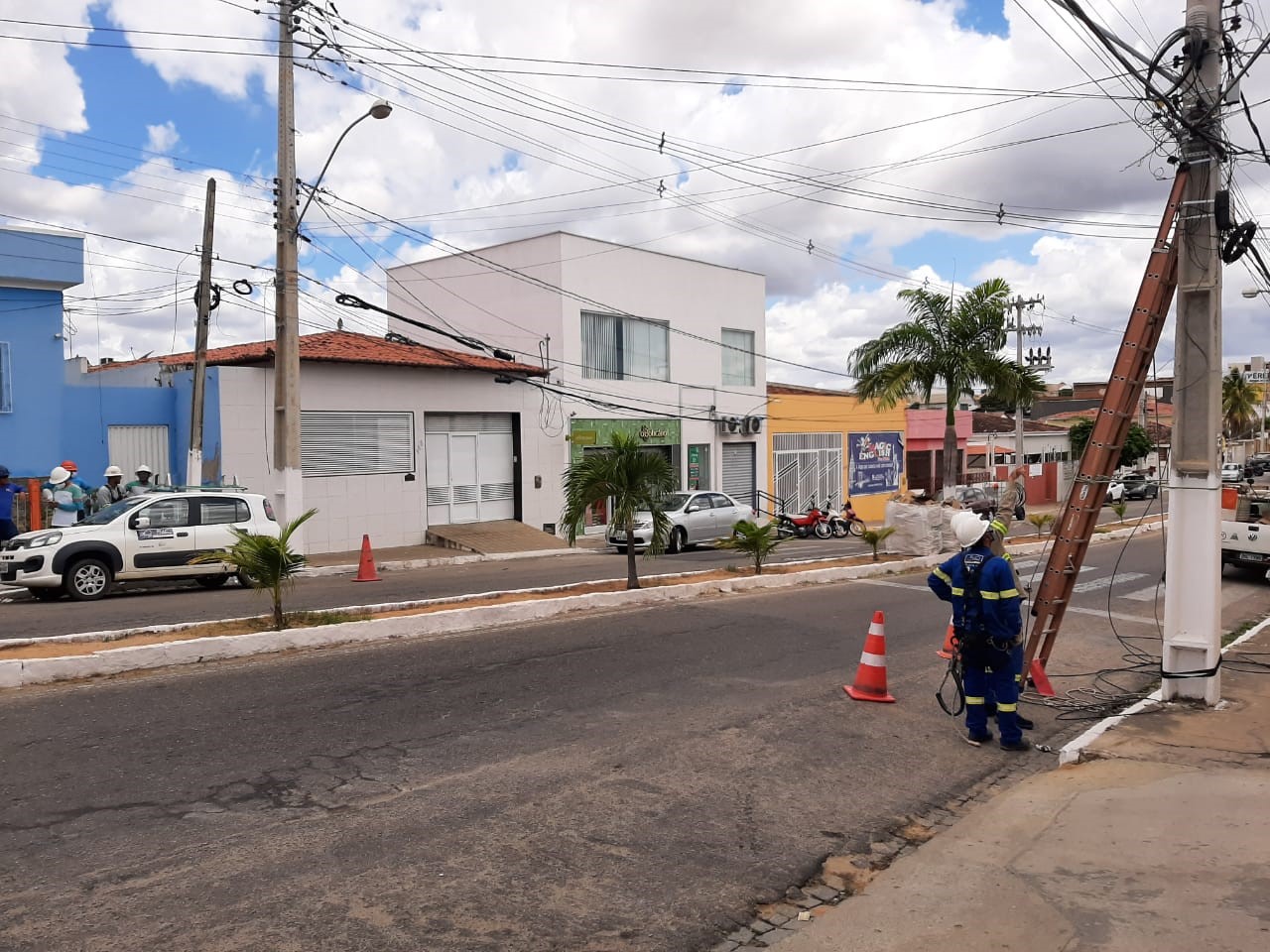 Cosern retira 50 kg de cabos irregulares de internet, TVs e telefone das ruas