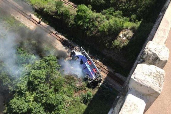 Sobe para 18 número de mortos em acidente com ônibus em MG