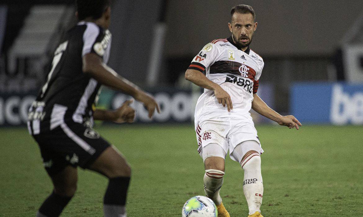 Flamengo vence o Botafogo e segue na cola do líder São Paulo