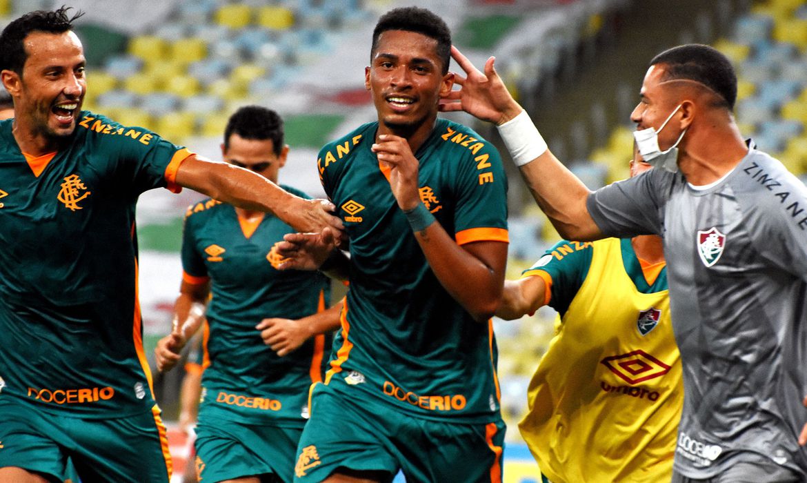 Fluminense bate Athletico (PR) no Maracanã e sobe na tabela