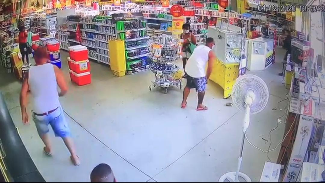 VÍDEO: PM é abatido com tiro na cabeça por bandido em supermercado; assista