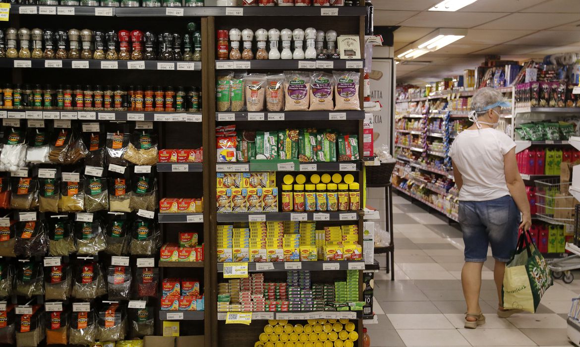 Puxada por alimentos, alta dos preços é a maior para novembro em 5 anos