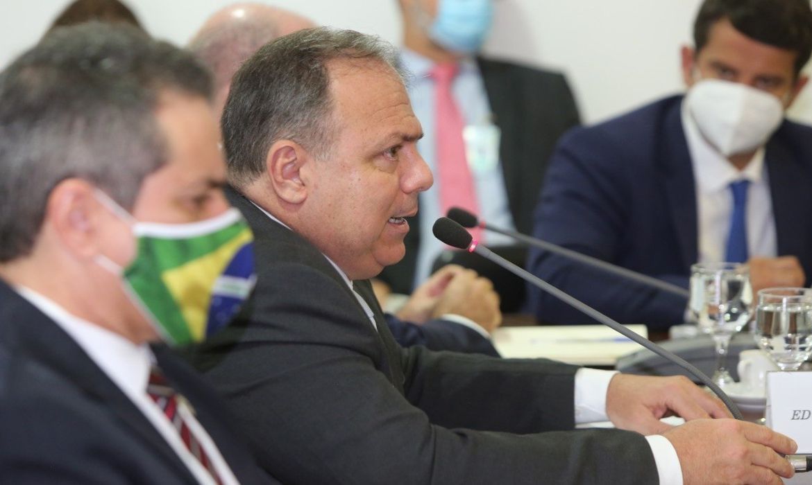 Pazuello diz que comprará todas as vacinas seguras contra covid, caso necessário