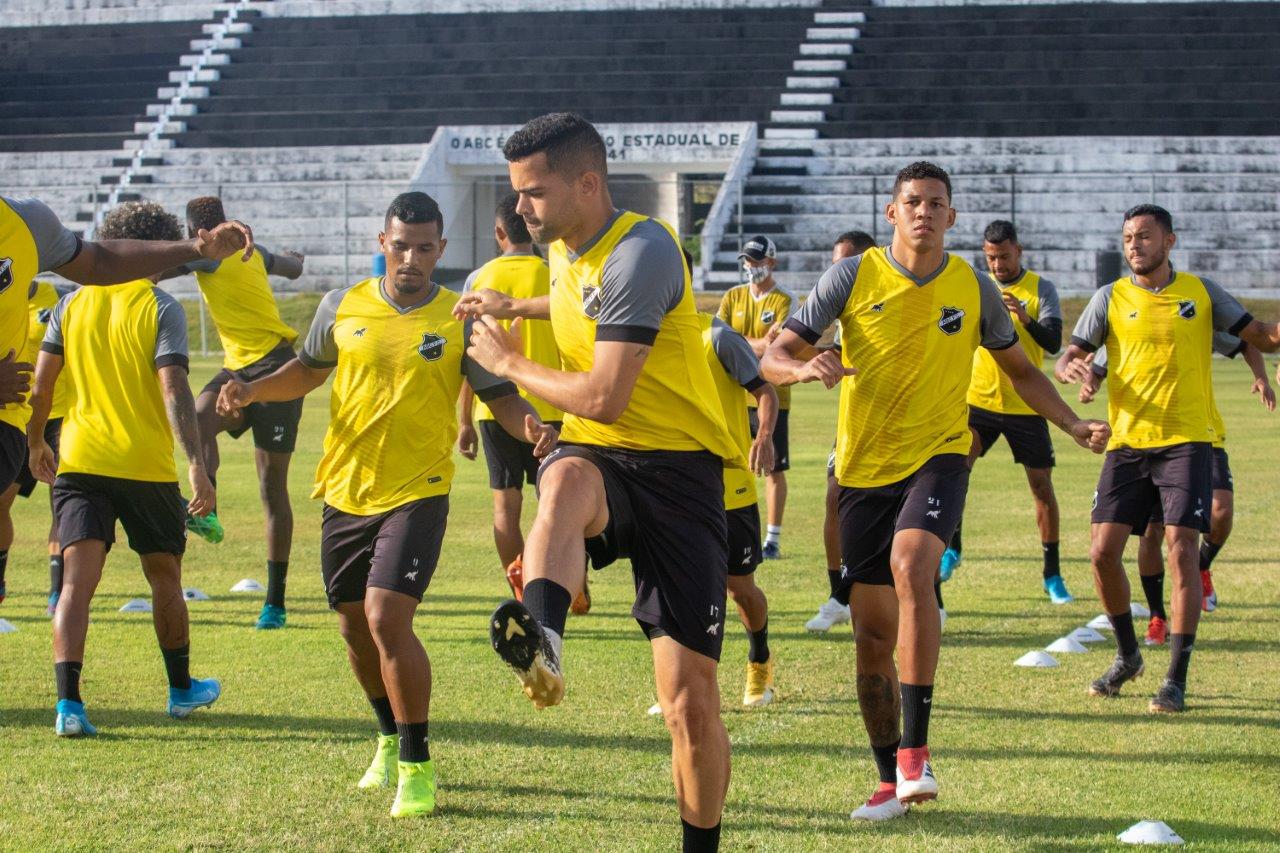 Parte do grupo abecedista treina no CT para jogo decisivo contra o Globo