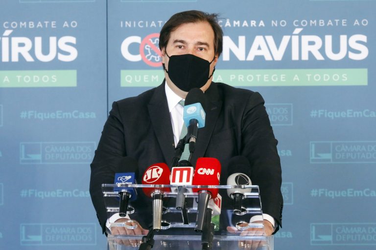 Maia: 'Hospitais sem leitos na UTI, e vemos a isenção para importação de armas'