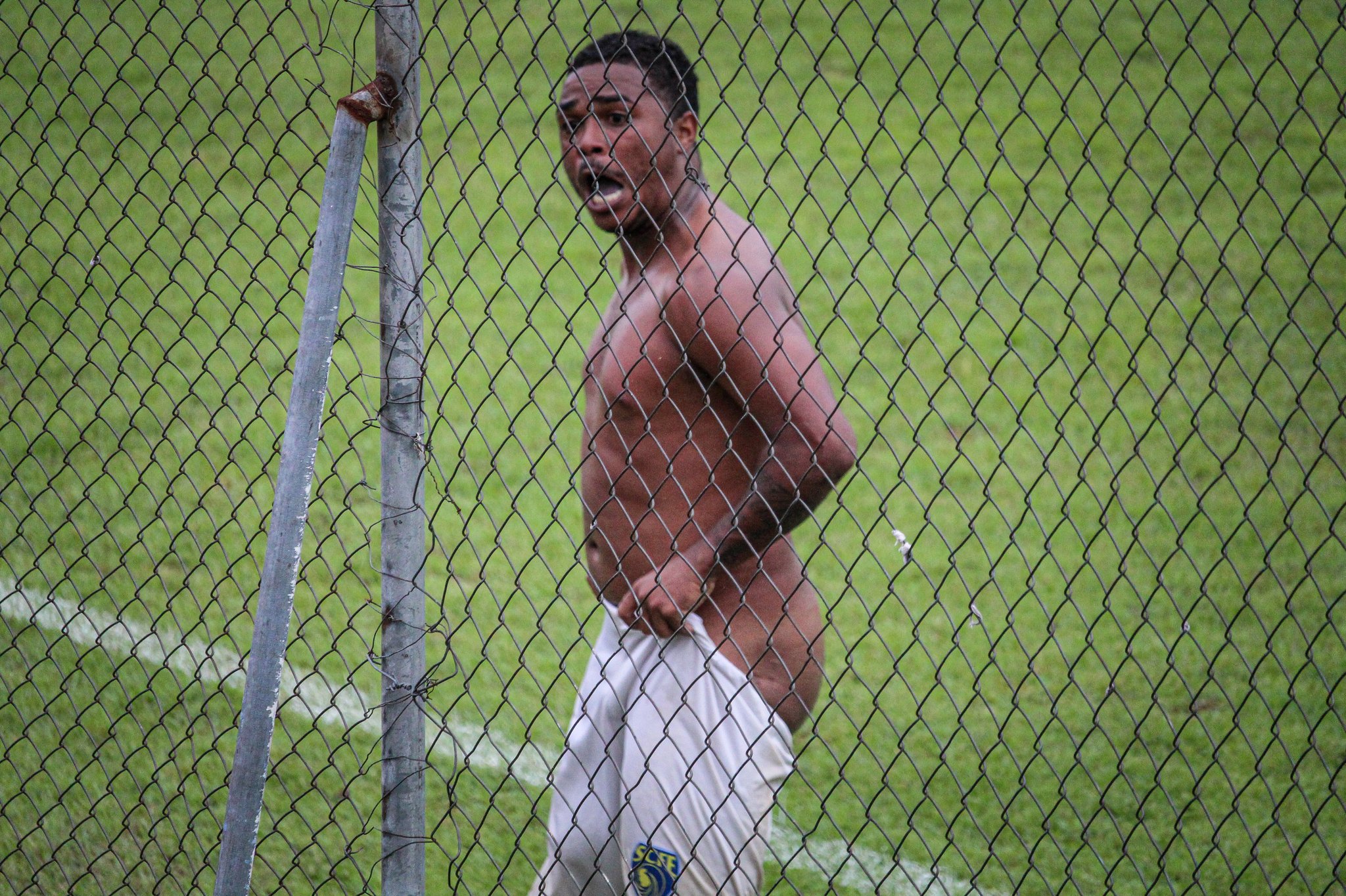 FOTO: Jogador faz gol do acesso aos 49, fica 'pelado' e é expulso no RJ; veja