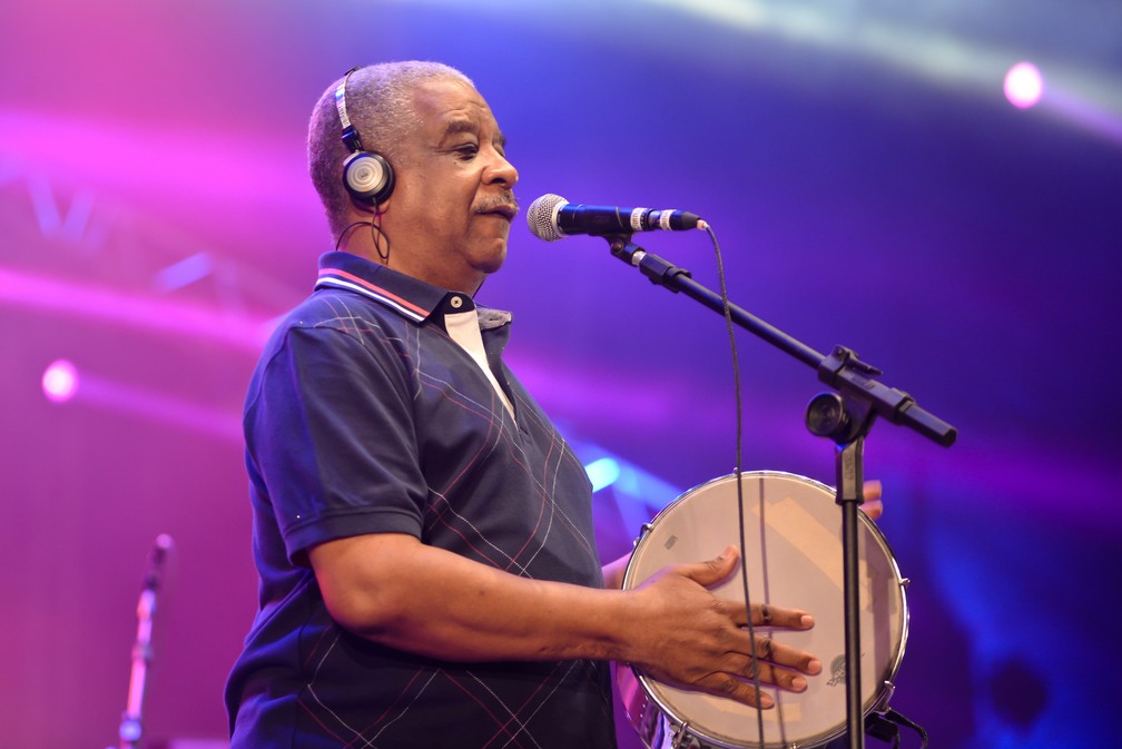 Cantor do grupo Fundo de Quintal morre de Covid-19 no Rio