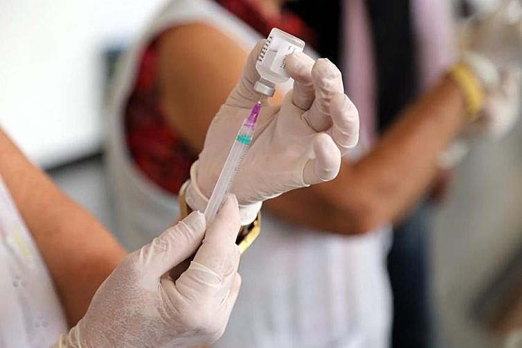 Agência dos EUA aprova uso emergencial da vacina da Pfizer e BioNTech