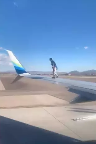VÍDEO: Homem sobe em asa de avião prestes a decolar