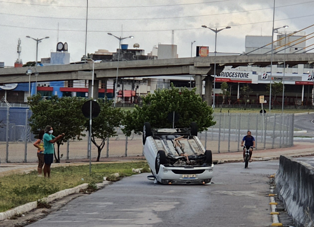 Carro bate em mureta e capota próximo ao Arena das Dunas; veja