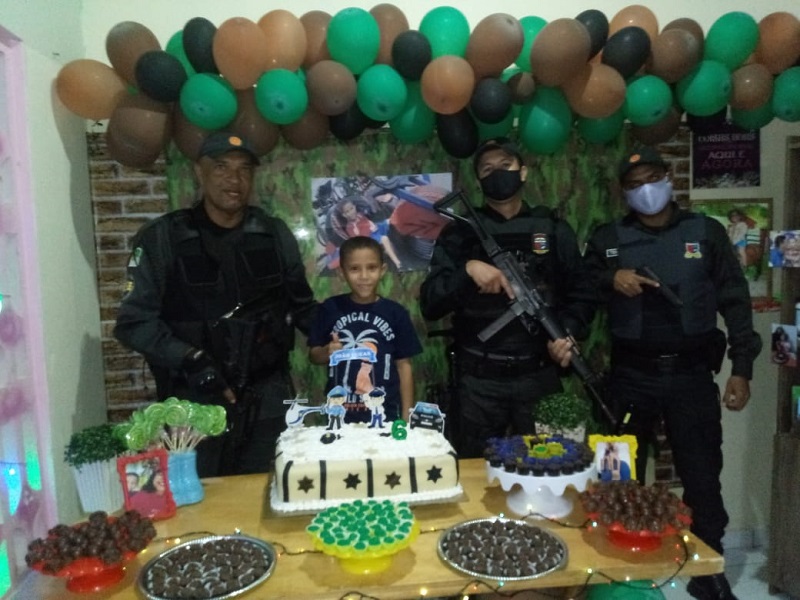 PMs fazem surpresa de aniversário a garoto de Touros que sonha ser policial