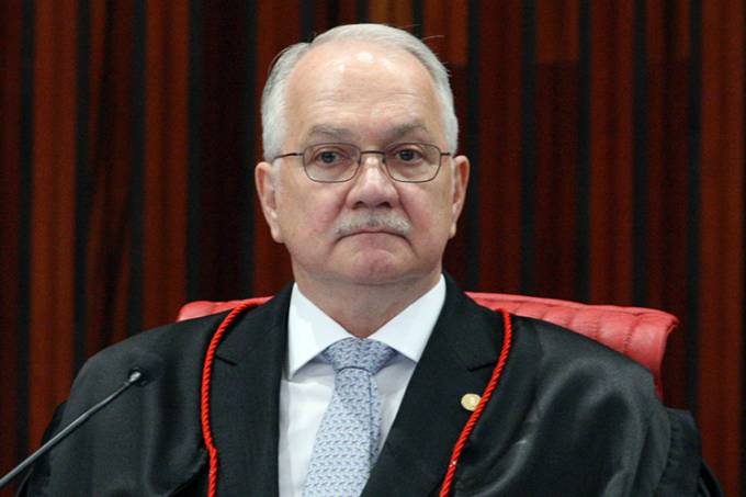 Edson Fachin suspende tarifa zero para importação de armas