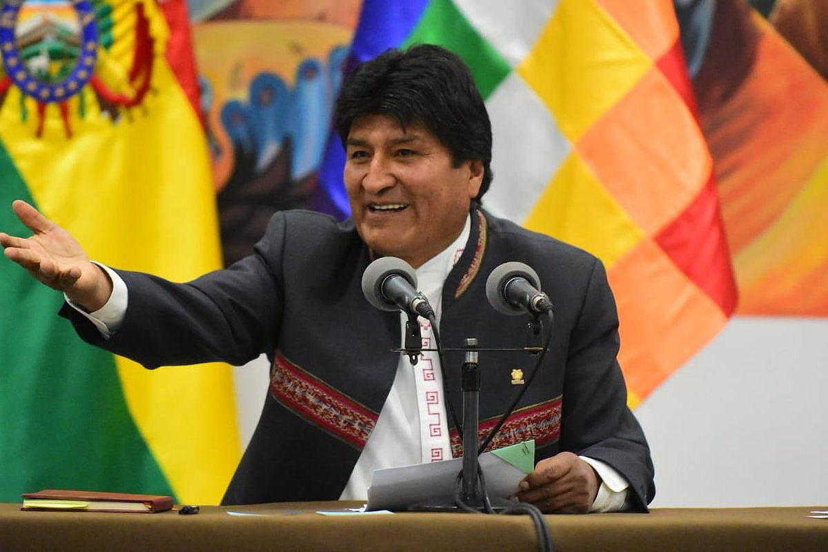 VÍDEO: Evo Morales leva cadeirada em reunião com socialistas; veja
