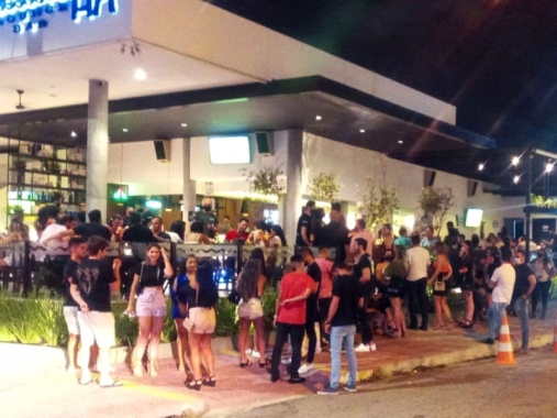 Semurb notifica bares e fiscaliza shopping que gerava aglomeração