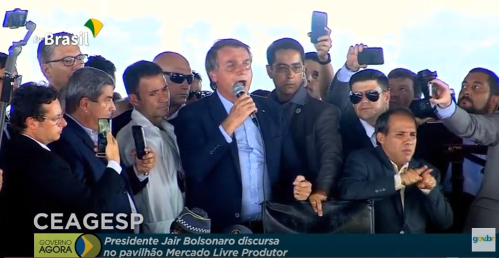 'Fico com a vida do policial militar contra a de 111 vagabundos', diz Bolsonaro