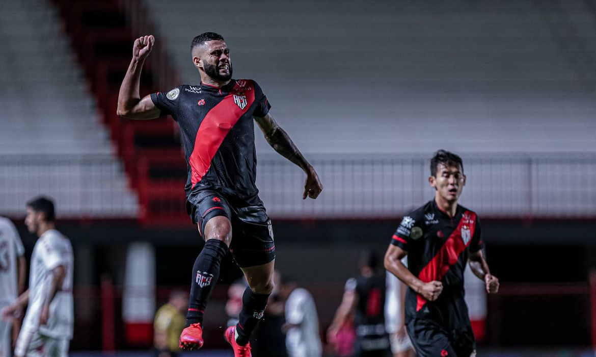Fluminense perde para Atlético-GO e não entra no G4
