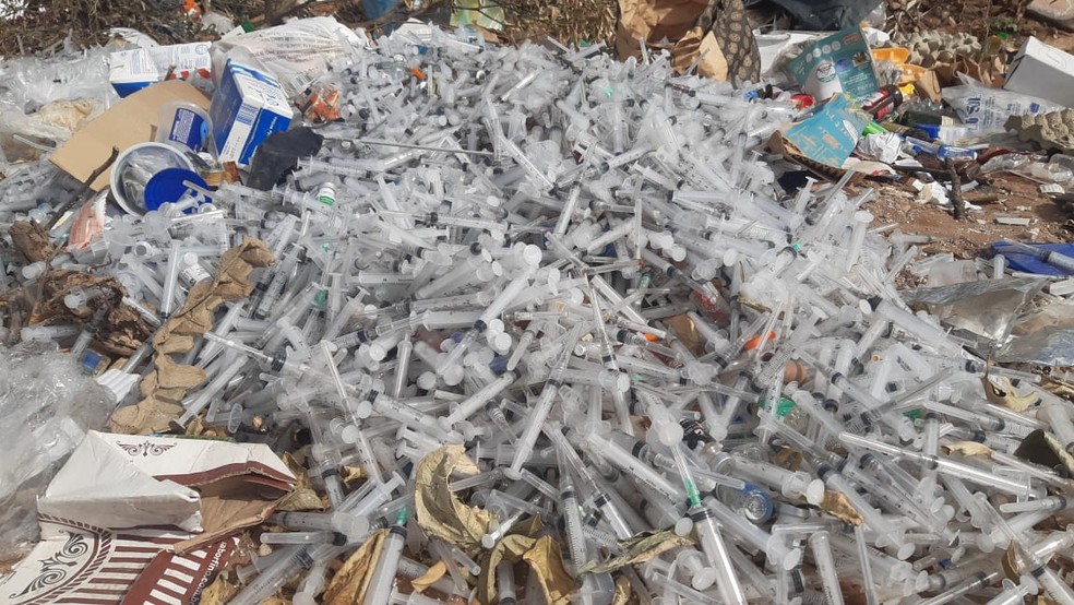 Centenas de seringas, remédios e agulhas são descartados em terreno de Natal